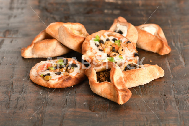 مجموعة من المعجنات او المخبوزات الشهية السهلة والسريعة ، بأطعمة متنوعة ولذيذة ، فطائر محشية بمختلف المكونات ، الغنية بالنكهات