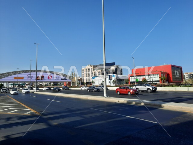 حركة مرور السيارات في الطرقات والشوارع المعبدة، جسر المشاة فوق شارع الاندلس في مدينة جدة في المملكة العربية السعودية، اعمدة الانارة على اطراف الطريق الاسفلتي العام، الاهتمام بالبنية التحتية