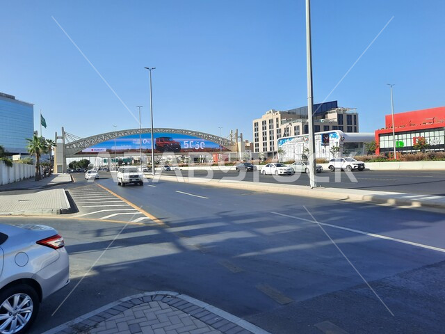 حركة مرور السيارات في الطرقات والشوارع المعبدة، جسر المشاة فوق شارع الاندلس في مدينة جدة في المملكة العربية السعودية، اعمدة الانارة على اطراف الطريق الاسفلتي العام، الاهتمام بالبنية التحتية