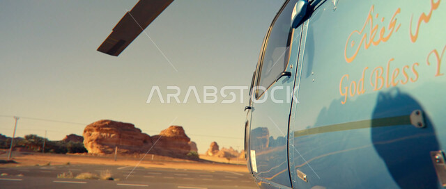الاستعداد للطيران والانطلاق, صورة مقربة لطائرة وسط صحراء المملكة العربية السعودية, الرحلات الجوية للسفر, خطوط النقل السعودية, رحلات سياحية والتجول حول العالم، الرمال الذهبية الناعمة في المناطق الصحراوية