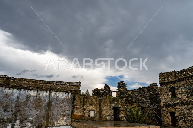 التصميم المعماري القديم للمباني والقلاع في منطقة الباحة, الآثار التاريخية القديمة في القرى الجبلية, الأماكن التراثية لجذب السياح من شتى أنحاء العالم, معالم سياحية مشهورة, البناء المشيد من الأحجار وجذوع أشجار السدر, منظر السماء المليئة بالغيوم