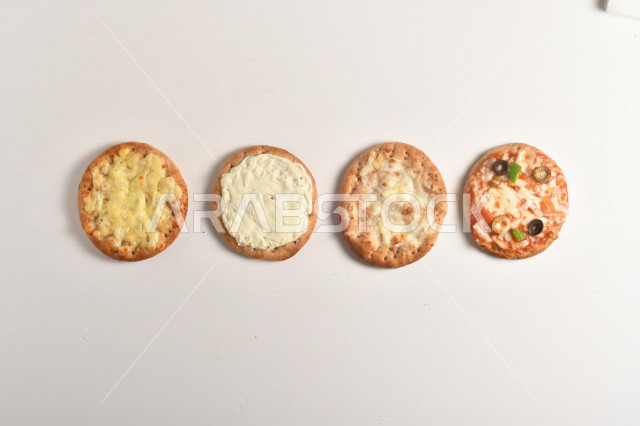 مجموعة من المعجنات او المخبوزات الشهية السهلة والسريعة ، بأطعمة متنوعة ولذيذة ، فطائر محشية بمختلف المكونات ، الغنية بالنكهات