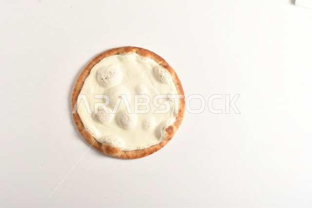 مناقيش جبنة شهية ، المخبوزات الشهية السهلة والسريعة ، جبنة بيضاء ، خلفية بيضاء 