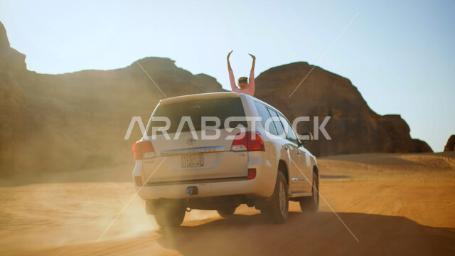 سيارة دفع رباعي وسط الصحراء، مغامرات ورحلات السفاري في الصحاري، الكثبان والتلال الرملية في المناطق الصحراوية، التشكيلات والتكوينات الصخرية، الطبيعة الجبلية في المملكة العربية السعودية