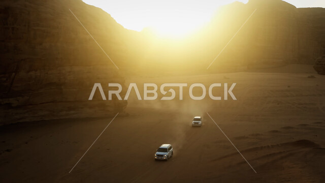 التشكيلات والتكوينات الصخرية الأجواء الضبابية الرملية، في المناطق الصحراوية، مغامرات ورحلات السفاري في الصحاري وقت الغروب، سيارات الدفع الرباعي وسط الصحراء، الطبيعة الجبلية في المملكة العربية السعودية