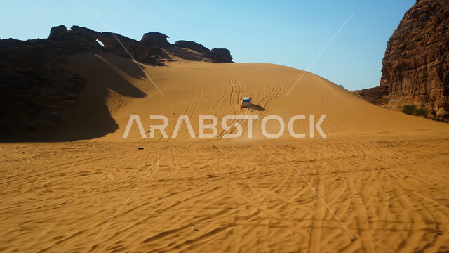الكثبان والتلال الرملية في المناطق الصحراوية، التشكيلات والتكوينات الصخرية، مغامرات ورحلات السفاري في الصحاري، سيارة دفع رباعي وسط الصحراء، الطبيعة الجبلية في المملكة العربية السعودية