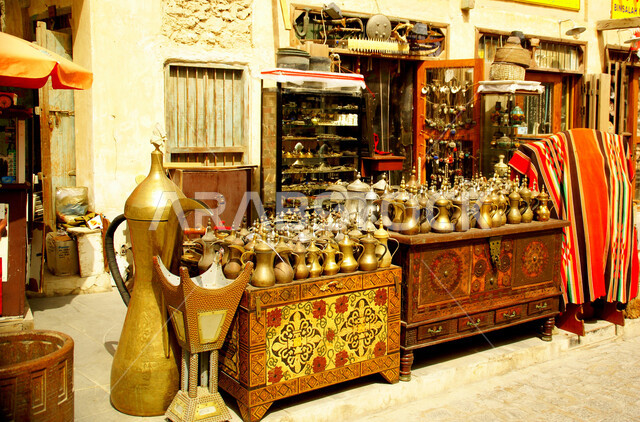 المنتجات المعدنية التاريخية المصنوعة من النحاس، متجر لبيع الأواني النحاسية في السوق الشعبي التقليدي، مهن وصناعات يدوية شعبية تراثية قديمة بالمملكة العربية السعودية، شراء الهدايا التذكارية والأدوات المزخرفة