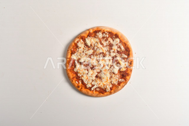 مناقيش محمرة بالجبنة الشهية ، المخبوزات الشهية السهلة والسريعة ، صلصة  الطماطم والجبنة  ، خلفية بيضاء 