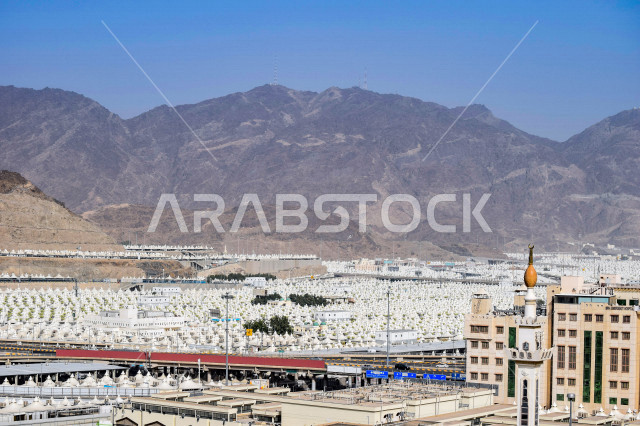 صورة بانورامية لمشعر مِنى تحيط به الجبال ,  موضع أداء شعائر الحج ومبيت الحجاج في يوم التروية ويوم عيد الأضحى وأيام التشريق  , مدينة مكة المكرمة في المملكة العربية السعودية 