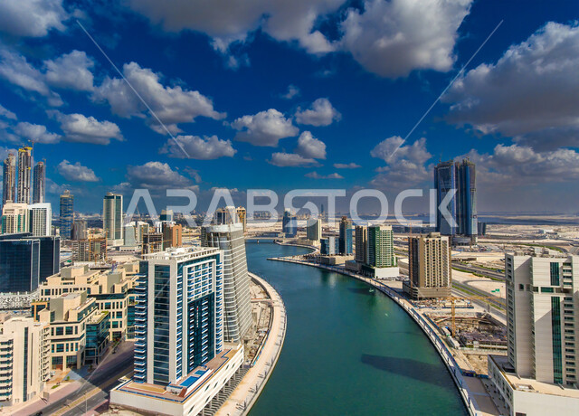 النمو والتطور العمراني، الفن الهندسي المعماري الحديث للأبراج وناطحات السحاب في الإمارات العربية المتحدة، اطلالة المباني والمنشآت على بحر مارينا في دبي، مناظر طبيعية مائية متميزة، مناطق جذب واستقطاب السائحين