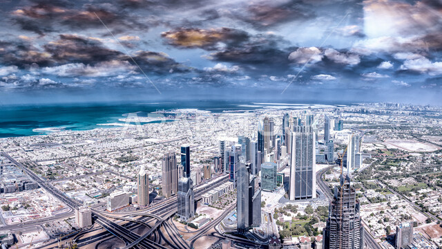 التطور والتقدم العمراني للمباني والمنشآت السياحية في مدينة دبي، الفن الهندسي المعماري للأبراج وناطحات السحاب في الامارات العربية المتحدة، منظر السماء المليئة بالغيوم، الأماكن والمعالم السياحية المشهورة