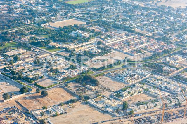 البيوت التراثية الشعبية من الطوب الطيني في الإمارات العربية المتحدة، صورة جوية لمدينة دبي قديما، معالم تاريخية وأثرية قديمة، الهندسة المعمارية التقليدية للمنازل الطينية، الاهتمام بالأشجار والنباتات الخضراء