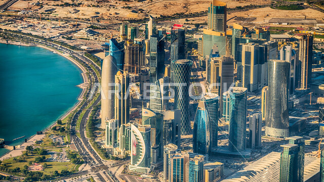 الواجهه البحرية لسواحل بحر العرب على الخليج العربي، الفن الهندسي المعماري للأبراج وناطحات السحاب بمنطقة دفنة في دولة قطر، مناطق وأماكن طبيعية ساحلية لجذب السائحين، النمو والتقدم العمراني على الطراز الحديث للمباني المطلة على كورنيش مدينة الدوحة