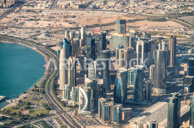 الفن الهندسي المعماري للأبراج وناطحات السحاب بمنطقة دفنة في دولة قطر، الواجهه البحرية لسواحل بحر العرب على الخليج العربي، مناطق وأماكن طبيعية ساحلية لجذب السائحين، النمو والتقدم العمراني على الطراز الحديث للمباني المطلة على كورنيش مدينة الدوحة