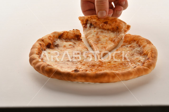 صفيحة معجنات او المخبوزات الشهية السهلة والسريعة ، بأطعمة متنوعة ولذيذة ، فطائر محشية بمختلف المكونات ، الغنية بالنكهات