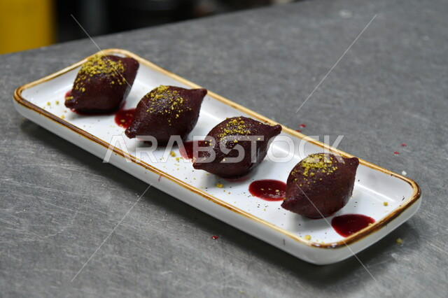 الأساليب الفنية في تقديم الطعام، صورة مقربة لطبق من الكبة الذهبية، وجبات غذائية ذات سعرات حرارية عالية، اصناف من المأكولات الشرقية، مطاعم ومطابخ المملكة العربية السعودية