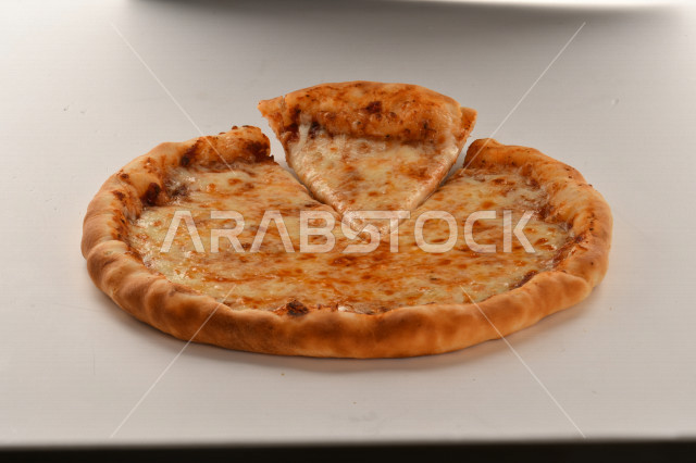 صفيحة معجنات او المخبوزات الشهية السهلة والسريعة ، بأطعمة متنوعة ولذيذة ، فطائر محشية بمختلف المكونات ، الغنية بالنكهات