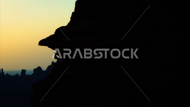الاستمتاع بالأجواء الهادئة, التكوينات والتشكيلات الصخرية الطبيعة، الطبيعة الجبلية في المملكه العربية السعودية, صورة ظلية لصخرة كبيرة في وقت غروب الشمس, المناطق والأماكن السياحية, سيلوييت