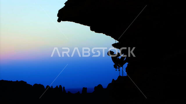 التكوينات والتشكيلات الصخرية الطبيعة، الطبيعة الجبلية في المملكه العربية السعودية, صورة ظلية لصخرة كبيرة في وقت غروب الشمس, الاستمتاع بالأجواء الهادئة, المناطق والأماكن السياحية, سيلوييت