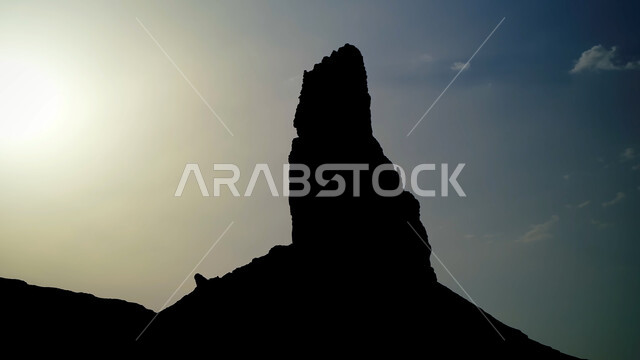 الطبيعة الجبلية في المملكه العربية السعودية, صورة ظلية لصخرة كبيرة في وقت غروب الشمس, الاستمتاع بالأجواء الهادئة, التكوينات والتشكيلات الصخرية الطبيعة، المناطق والأماكن السياحية, سيلوييت