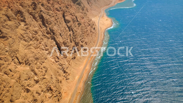 المناظر البحرية الهادئة، مفهوم السياحة في المملكة العربية السعودية, أماكن سياحية ترفيهيه, التكوينات والتشكيلات الصخرية على شاطئ البحر الأحمر، خلفية طبيعة بحرية، أمواج البحر الأحمر الهادئة