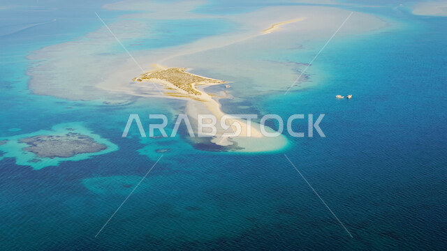 الملاحة البحرية والرحلات الترفيهية، منظر المياه الزرقاء النقية، صورة جوية لجزيرة صغيرة  وسط البحر الأحمر، المعالم والمناطق الطبيعية السياحية في المملكة العربية السعودية
