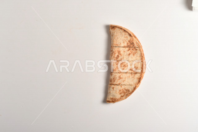 نصف صفيحة معجنات او المخبوزات بالجبنة  ، الشهية السهلة والسريعة ، بأطعمة متنوعة ولذيذة ، نصف صفيحة بالجبنة