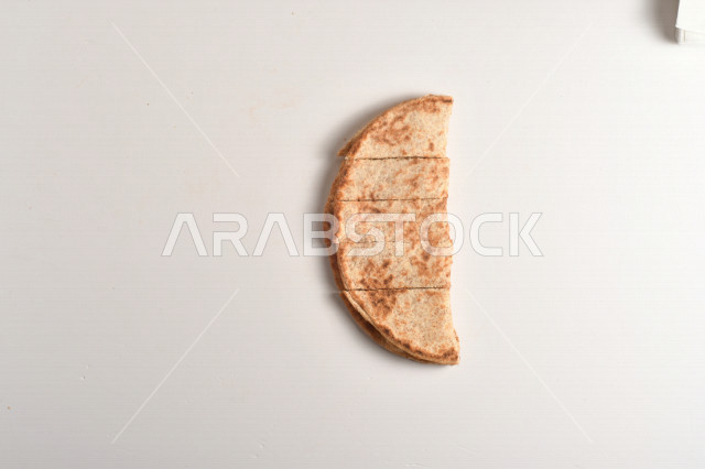 نصف صفيحة معجنات او المخبوزات بالجبنة  ، الشهية السهلة والسريعة ، بأطعمة متنوعة ولذيذة ، نصف صفيحة بالجبنة