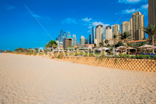 جذب واستقطاب السياح من انحاء العالم، النمو والتطور العمراني على ساحل الخليج العربي، الواجهة السياحية في الامارات العربية المتحدة، الفن الهندسي المعماري للأبراج وناطحات السحاب، شاطئ الجميرا في مدينة دبي