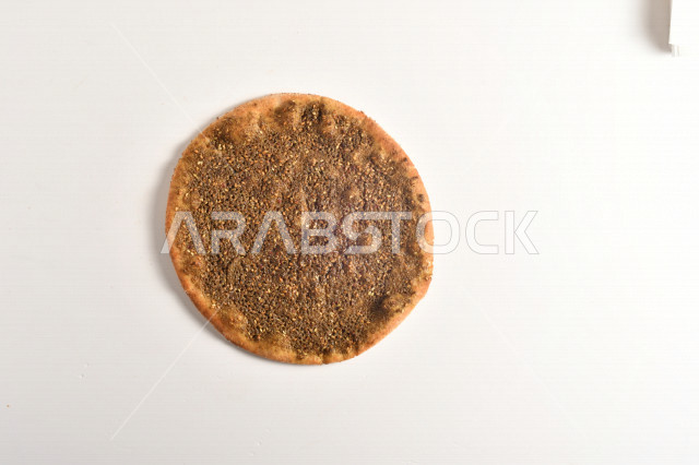 مناقيش زعتر شهية ، المخبوزات الشهية السهلة والسريعة ، زعتر وزيت ، خلفية بيضاء 