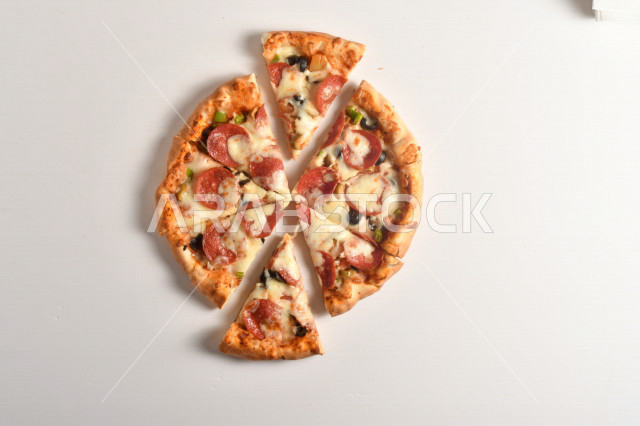 بيتزا شهية ، دائرية الشكل ، أكلات شهية ، طريقة إعداد وتقديم البيتزا