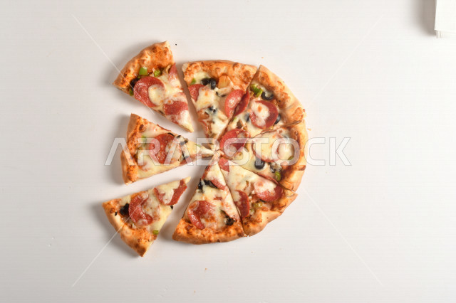 بيتزا شهية ، دائرية الشكل ، أكلات شهية ، طريقة إعداد وتقديم البيتزا