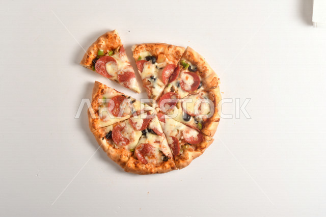 بيتزا شهية ، دائرية الشكل ، أكلات شهية ، طريقة إعداد وتقديم البيتزا