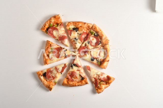 بيتزا شهية ، دائرية الشكل ، أكلات شهية ، طريقة إعداد وتقديم البيتزا