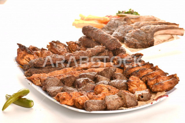 طبق من المشاوي اللذيذة والشهية ، مأكولات عربية ، المطبخ العربي ، وصفات طعام