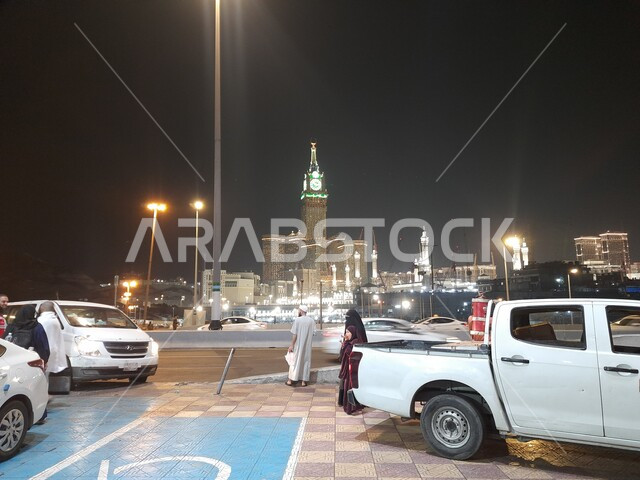 برج الساعة المضاء والأبراج المحيطة به, مدن ومعالم مشهورة في السعودية، فنادق مكة المكرمة، البناء الهندسي المعماري المعاصر, الشوارع والطرقات العريضة المنارة بالأضواء العالية, النمو و التطور العمراني في المملكة