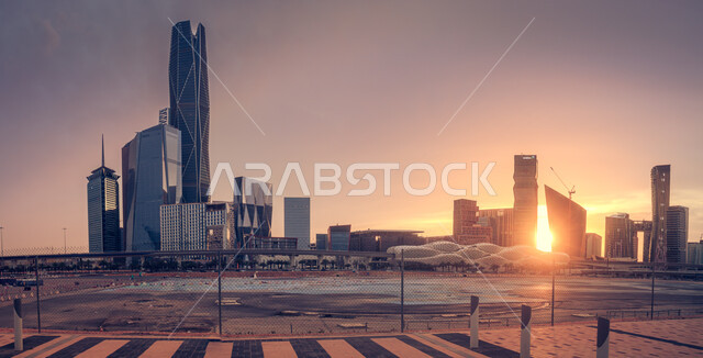 إطلالة متميزة لمركز الملك عبدالله المالي ( كافد ) في الرياض وقت الشروق، الأبراج المالية والاقتصادية و المنشأت المعمارية، منظر المدينة و طرق خط سير السيارات، معالم سياحية مشهورة في المملكة العربية السعوية