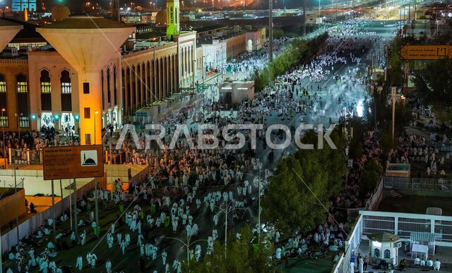 أداء مناسك الحج و العمرة, صورة من الاعلى لتوافد المسلمين في وقت الليل لأداء الفرائض الدينيه, أماكن و معالم اسلامية مقدسة, مسجد نمرة عرفات في المملكة العربية السعودية, مفهوم العبادة و التقرب الى الله تعالى