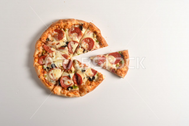 بيتزا شهية ، دائرية الشكل ، أكلات شهية ، طريقة إعداد وتقديم البيتزا