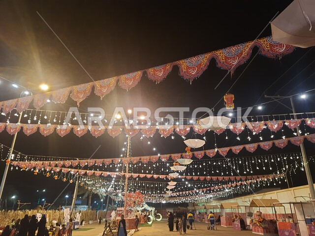 حبال الزينة والأضواء المعلقة  في الشوارع, الاحتفال بقدوم شهر رمضان المبارك, الاكسسوارات الرمضانية والدينية, مناسبات وأعياد إسلامية, ابتهاج وسعادة المسلمين بقدوم شهر الخير, الأجواء الروحانية المبهجة في محافظة الحجرة بمنطقة الباحة