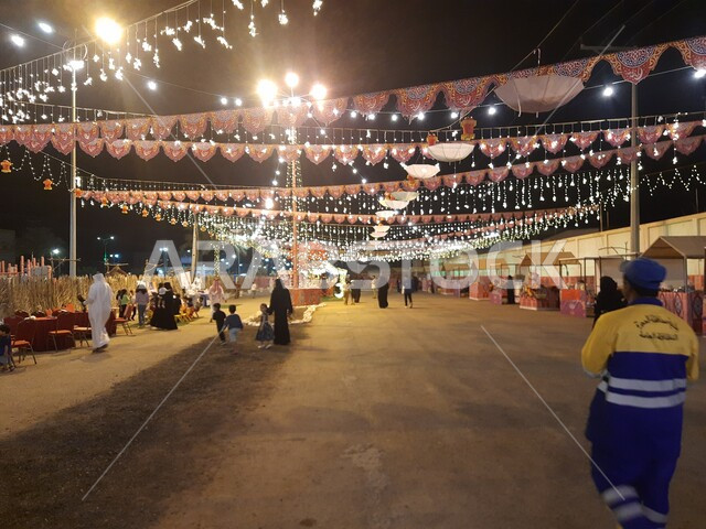 الأضواء المعلقة ذات الأشكال المميزة, الاحتفال بقدوم شهر رمضان المبارك, تعليق حبال الزينة في الشوارع,  الاكسسوارات الرمضانية والدينية, مناسبات وأعياد إسلامية, ابتهاج وسعادة المسلمين بقدوم شهر الخير, الأجواء الروحانية المبهجة في محافظة الحجرة بمنطقة الباحة