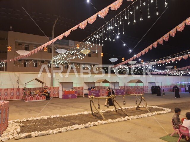 تعليق حبال الزينة في الشوارع, الاحتفال بقدوم شهر رمضان المبارك, الأضواء المعلقة ذات الأشكال المميزة, الاكسسوارات الرمضانية والدينية, مناسبات وأعياد إسلامية, ابتهاج وسعادة المسلمين بقدوم شهر الخير, الأجواء الروحانية المبهجة في محافظة الحجرة بمنطقة الباحة