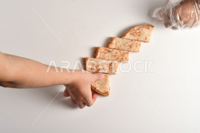 مناقيش شهية مقطعة لعدة قطع ، المخبوزات الشهية السهلة والسريعة ، مناقيش ساخنة ، خلفية بيضاء ، أساليب طريقة تقديم الطعام