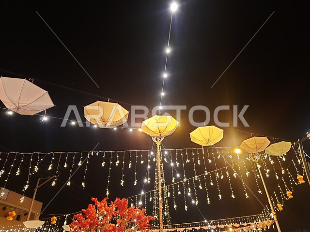 الاحتفال بقدوم شهر رمضان المبارك, تعليق حبال الزينة في الشوارع, الأضواء المعلقة ذات الأشكال المميزة, الاكسسوارات الرمضانية والدينية, مناسبات وأعياد إسلامية, ابتهاج وسعادة المسلمين بقدوم شهر الخير, الأجواء الروحانية المبهجة في محافظة الحجرة بمنطقة الباحة