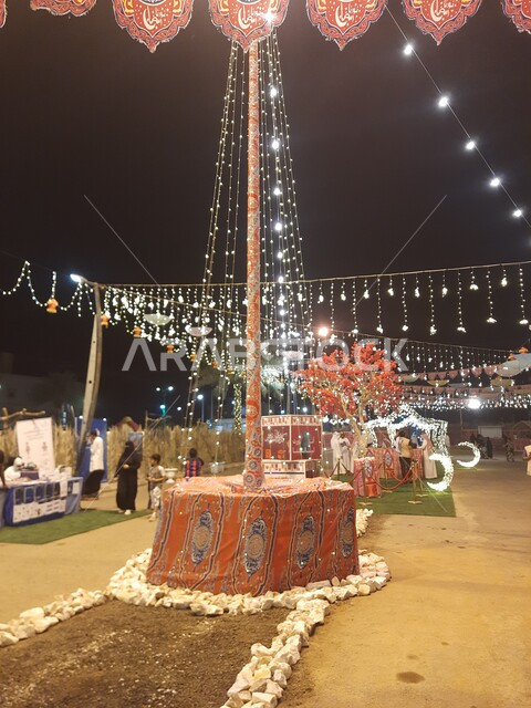 الأضواء المعلقة ذات الأشكال المميزة, الاحتفال بقدوم شهر رمضان المبارك, تعليق حبال الزينة في الشوارع, الاكسسوارات الرمضانية والدينية, مناسبات وأعياد إسلامية, ابتهاج وسعادة المسلمين بقدوم شهر الخير, الأجواء الروحانية المبهجة في محافظة الحجرة بمنطقة الباحة