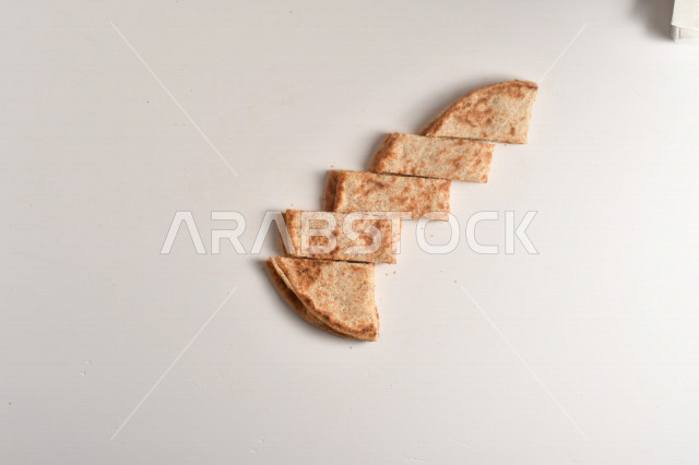 مناقيش شهية مقطعة لعدة قطع ، المخبوزات الشهية السهلة والسريعة ، مناقيش ساخنة ، خلفية بيضاء ، أساليب طريقة تقديم الطعام