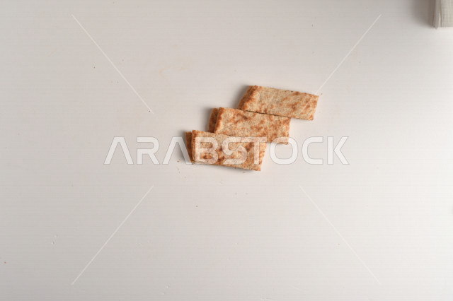 مناقيش شهية مقطعة لعدة قطع ، المخبوزات الشهية السهلة والسريعة ، مناقيش ساخنة ، خلفية بيضاء ، أساليب طريقة تقديم الطعام