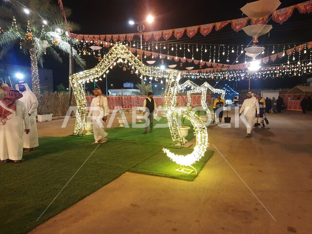 نصب الأشكال والاكسسوارات الرمضانية, الاحتفال بقدوم شهر رمضان المبارك, تعليق حبال الزينة في الشوارع, الأضواء المعلقة ذات الأشكال المميزة, ابتهاج وسعادة المسلمين بقدوم شهر الخير, الأجواء الروحانية المبهجة في محافظة الحجرة بمنطقة الباحة, مناسبات وأعياد إسلامية