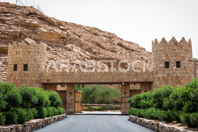 الاهتمام بزراعة الاشجار والنباتات الخضراء، التصاميم و الفنون الهندسية المعمارية للمباني الطينية على الطراز القديم، مشروع تطوير الدرعيه التاريخي, صورة مقربة للقلاع والحصون الحجرية في حي الطريف، المواقع الأثرية والسياحية في المملكة العربية السعودية