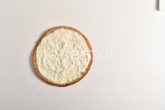 مناقيش جبنة شهية ، المخبوزات الشهية السهلة والسريعة ، جبنة بيضاء ، خلفية بيضاء